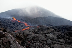 溶岩の流れるパカヤ火山